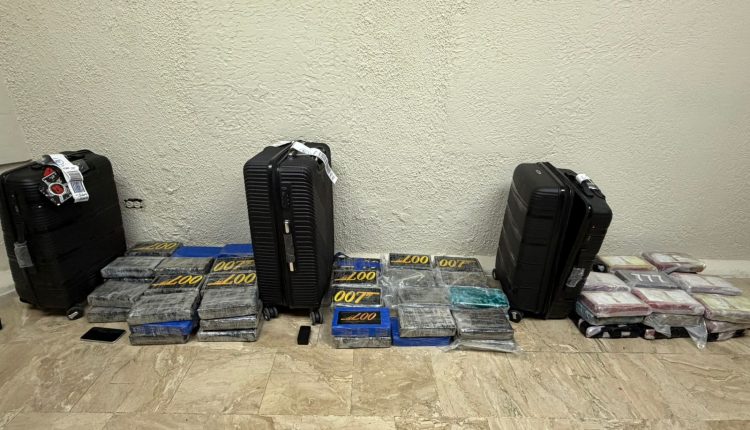 Maletas y droga ocupadas por la DNCD.