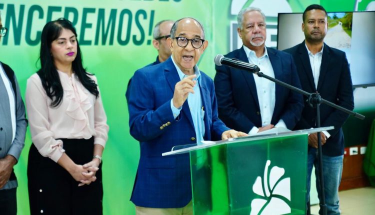 Mariano Germán junto a otros miembros de Fuerza del Pueblo.