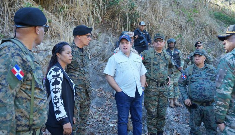 José Ignacio Paliza y Fernández Onofre durante su inspección por la frontera.
