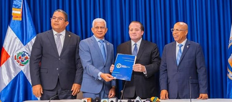 José Ignacio Paliza entrega proyecto al presidente del Senado, Ricardo de los Santos.