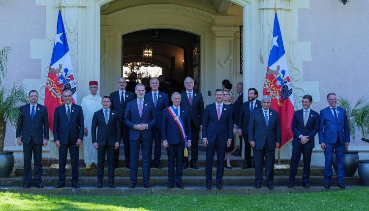 El presidente Luis Abinader viajó hacia la República Dominicana tras participar en los actos oficiales de investidura de José Antonio Kast Rist como presidente de la República de Chile, realizados este miércoles 11 de marzo en Valparaíso. El mandatario dominicano salió a las 6:35 P.M. (hora local) junto a la primera dama, Raquel Arbaje, y el ministro de Relaciones Exteriores, Roberto Álvarez. También acompañaron al jefe de Estado, Mercedes Pichardo, asistente personal del mandatario y el general Jimmy Arias, director del Cuerpo Especializado de Seguridad Presidencial (Cusep). Durante su estadía en la Nación sudamericana, Abinader visitó al presidente saliente Gabriel Boric Font, en el Palacio de La Moneda (casa de gobierno de Chile) para ofrecerle el saludo protocolar junto a los otros jefes de Estado y/o Gobierno que asistieron a la toma de posesión. La mañana del miércoles, sostuvo un encuentro con líderes de la comunidad dominicana en Chile, a quienes instó a aprovechar las oportunidades que le ofrece ese país y a mantener el nombre de la República Dominicana en alto. Luego se trasladó a la sede del Congreso Nacional chileno, en Valparaíso, para participar de la solemne ceremonia de transmisión del mando presidencial y toma de juramento al nuevo Gabinete Presidencial. Abinader acudió al almuerzo ofrecido por el presidente Kast y la primera dama, María Pía Adriasola, en el Palacio Presidencial de Cerro Castillo, Viña del Mar, en honor a los jefes de Estado y Gobierno e invitados especiales. Como gesto de agradecimiento, antes de abordar la aeronave para retornar a Santo Domingo, Abinader invitó posar para una foto de despedida a los oficiales de seguridad asignados por el Gobierno de Chile durante su estadía de dos días. A su salida por el Aeropuerto Arturo Merino Benítez de Santiago, despidieron al mandatario el embajador de la República Dominicana en Chile, Juan Cohen, y el ministro consejero, Joel Jonathan Delgado.