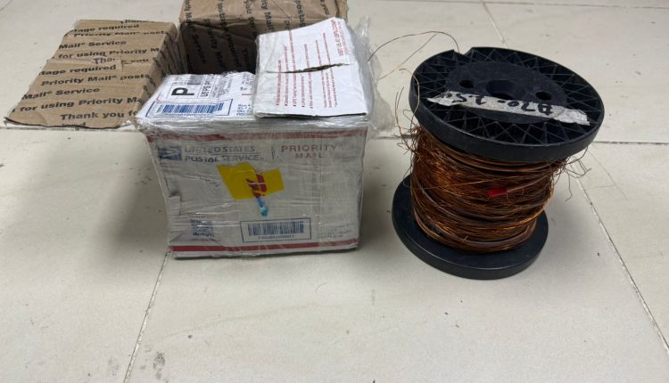 Rollo de alambre incautado.