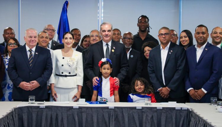 Abinader reunido con dominicanos en Chile.