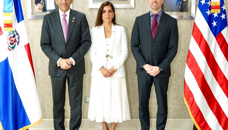 José M. Cabrera Ulloa, Leah Campos y Richard Cernuda.