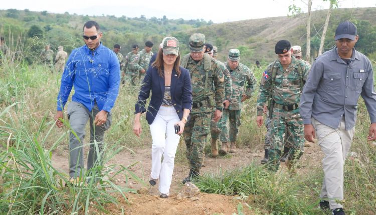 Embajadora de Estados Unidos durante recorrido por Dajabón