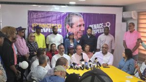 Francisco Javier García habla junto a miembros de su proyecto político.