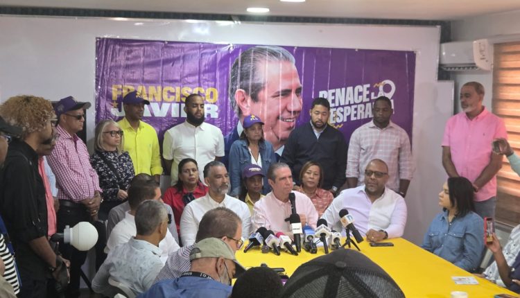 Francisco Javier García habla junto a miembros de su proyecto político.