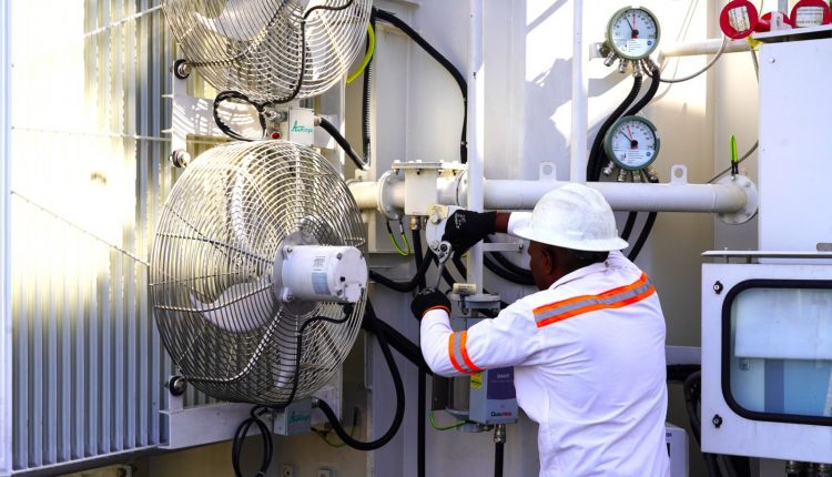 Brigada de Edesur en plena labor.