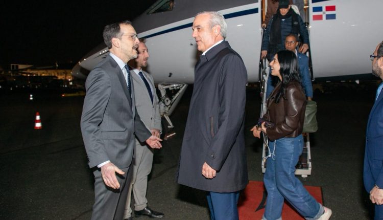 Abinader cuando fue recibido en París.