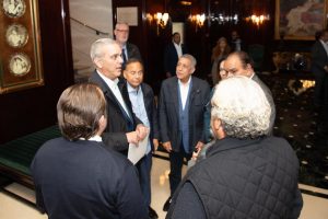 Abinader cuando llega a París.