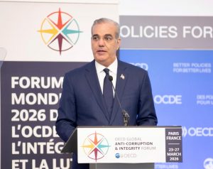 Luis Abinader participa en actividad en París.