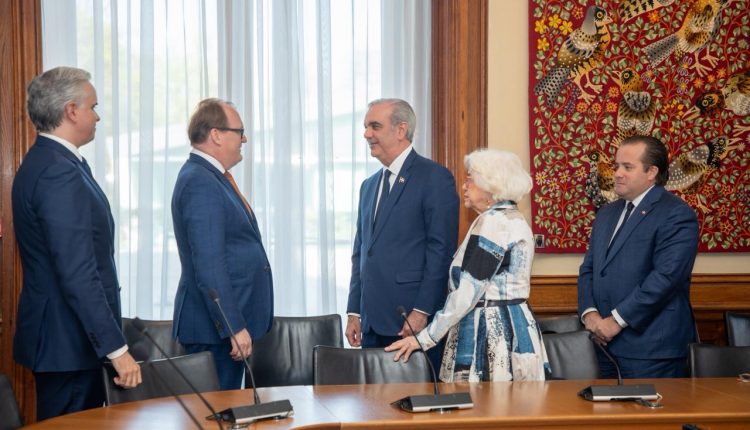 Abinader durante firma del acuerdo con OCDE.