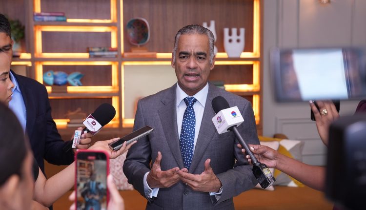 Joel Santos, ministro de Energía y Mnas.