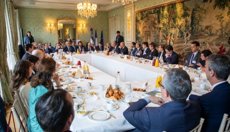 Reunión de Luis Abinader con empresarios en Francia.