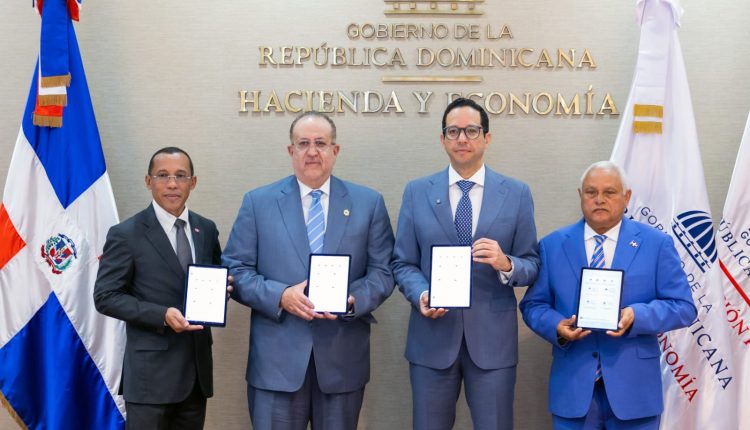 Geraldo Espinosa, Magín Díaz, Sigmund Freund y Luis Delgado.
