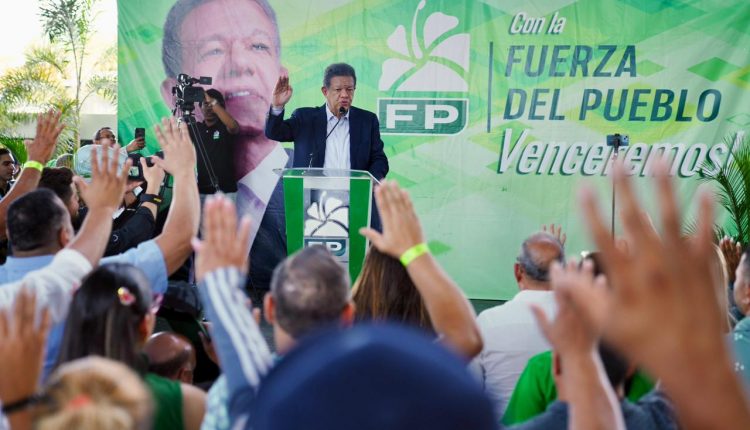 Leonel Fernández juramenta nuevos miembros.