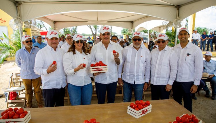 Abinader junto a ejecutivos de Productos Linda.