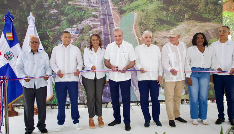 Abinader corta cinta para inaugurar la entrada de Samaná.