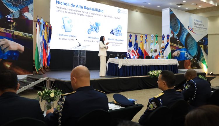 Yeni Berenice Reynoso habla contra el crimen organizado.