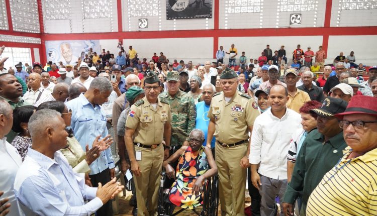 Ministro de Defrnsa junto a retirados de las Fuerzas Armadas.