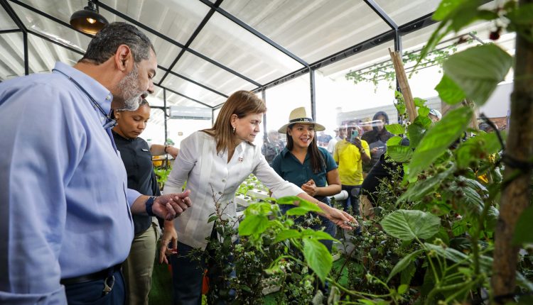 Raquel Peña recorre la Feria Ganadera.