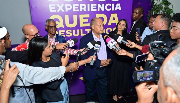 Martín Matos junto a dirigentes del PLD.