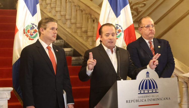 José Ignacio Paliza y Magín Díaz explicaron medidas del Gobierno ante crisis en Medio Oriente.