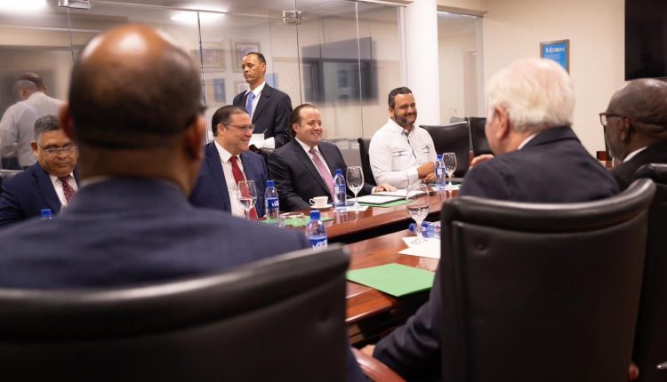 Reunión de Leonel Fernández con comisión del Gobierno sobre la crisis internacional.