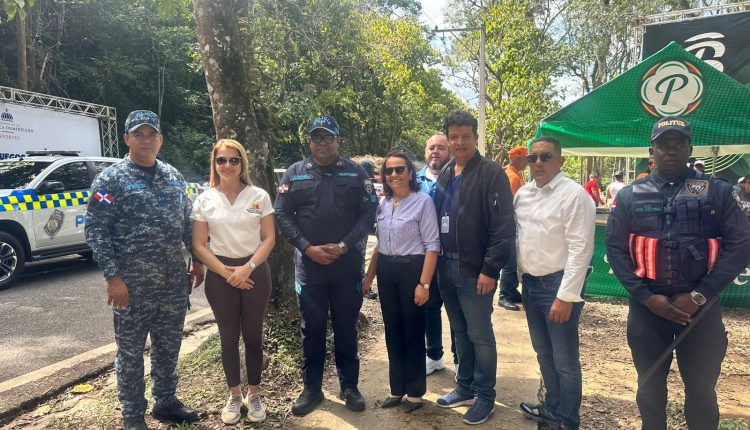 Coronel Ramón Dicló Mateo junto a ciudadanos en recorrido.