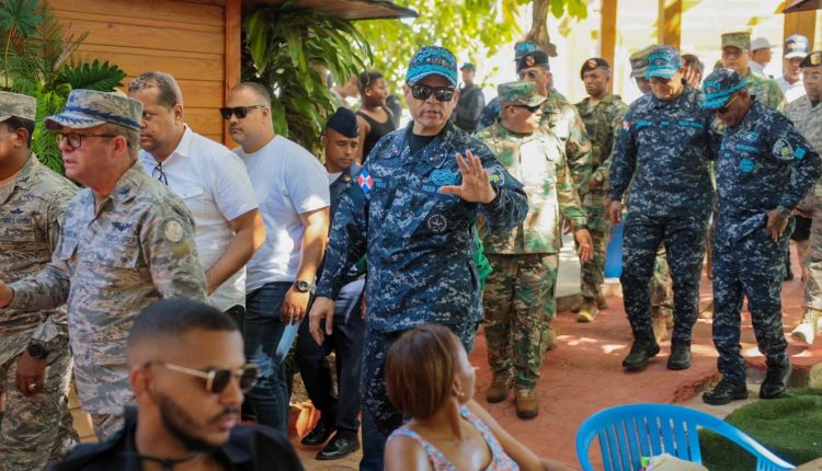 Mayor general Andrés Modesto Cruz Cruz saluda durante recorrido.