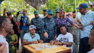 El director de la Policía comparte con ciudadanos.