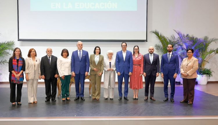 Representantes del Gobierno y de la Asociación de Universidades.
