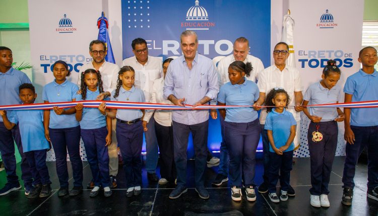 Abinade durante corte de cinta paara inaugurar nuevo liceo en Río San Juan.
