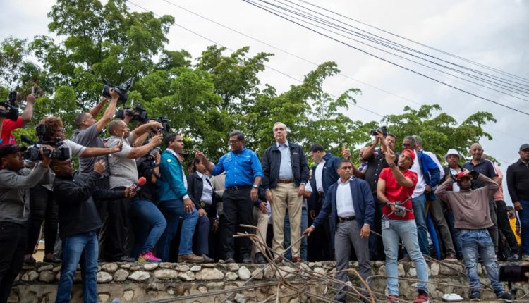 Abinader durante recorrido por zonas afectadas por las lluvias en Los Alcarrizos.