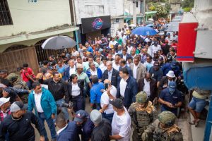 Abinader durante recorrido por zonas afectadas por las lluvias en Los Alcarrizos.