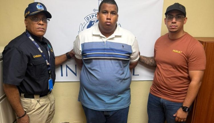 Adrián Faña cuando iba a ser entregado a autoridades de Aruba.