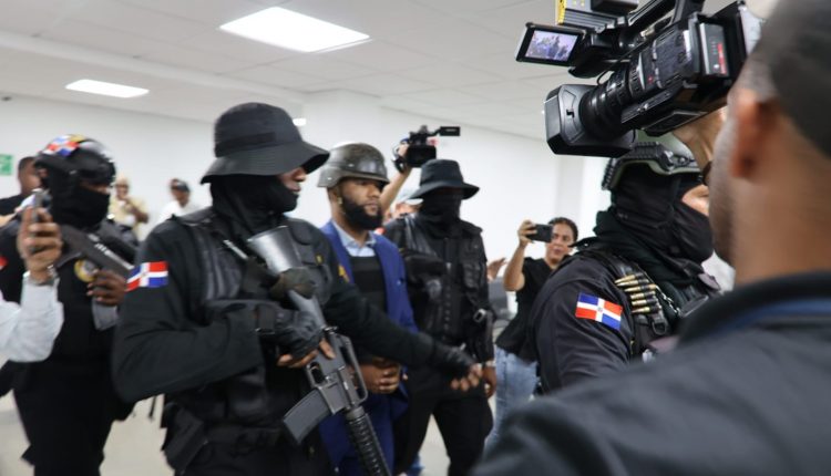 Aurelio Valdez Alcántara cuando era llevado a audiencia.