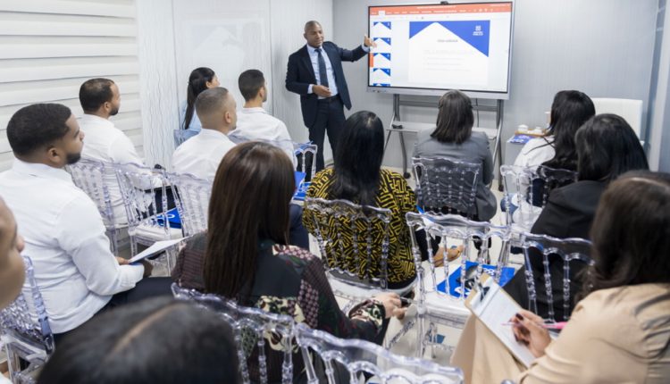 Pelagio Alcántara diserta en taller sobre tráfico de migrantes.