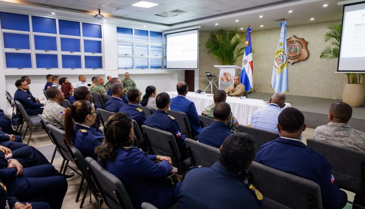 Lee Ballester habla a inspectores en encuentro.