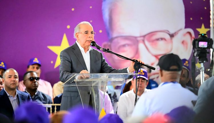 Danilo Medina habla en asamblea del PLD en Dajabón.