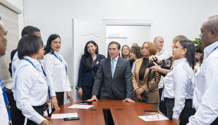 José Manuel Albares Bueno recibido en la Procuraduría General