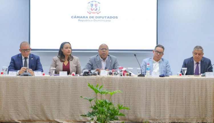 Pacheco junto a voceros de partidos.