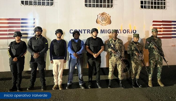 Personal de Migración que participa en operattivos contra indocumentados.