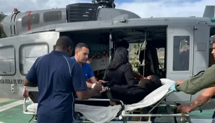 Rescate de uno de los turistas en el Pico Duarte.