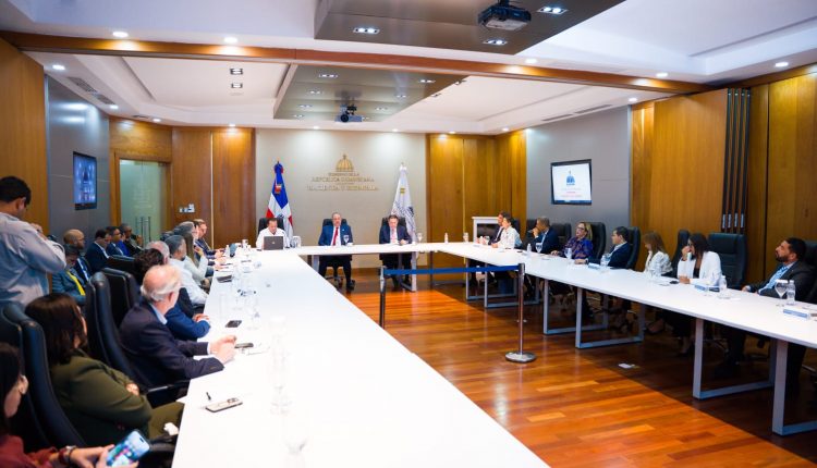 Reunión entre representantes del Gobierno y de sectores productivos.