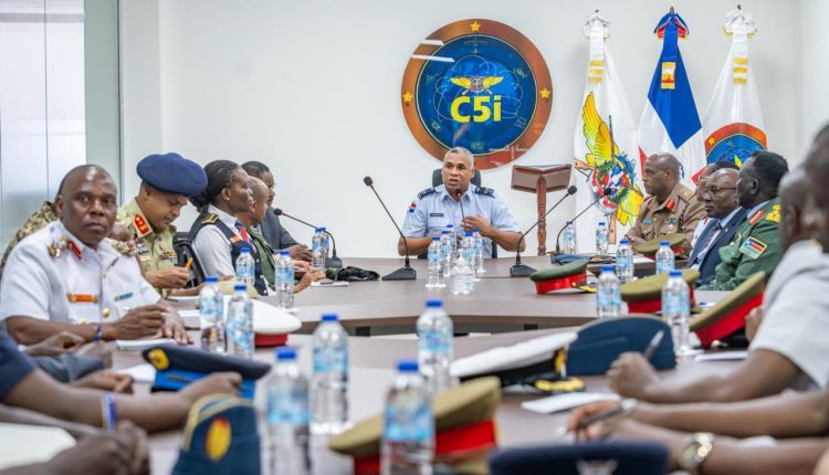 Reunión de militares de República Dominicana y de Kenia.