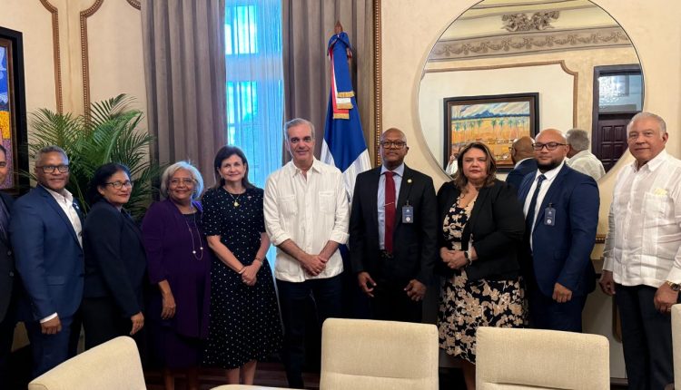 Reunión del presidente Abinader con directivos del Colegio Médico.