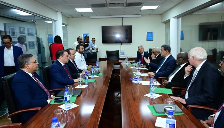 Runión de Leonel Fernández con comisión del Gobierno sobre la crisis internacional.