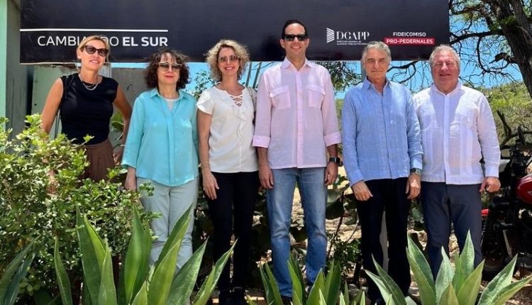 Sigmund Freund junto a embajadores en Pedernales