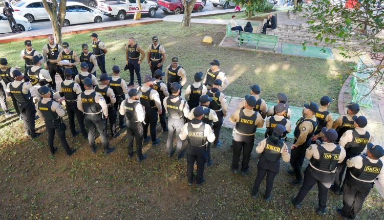 Despliegue de miembros de la DNCD.